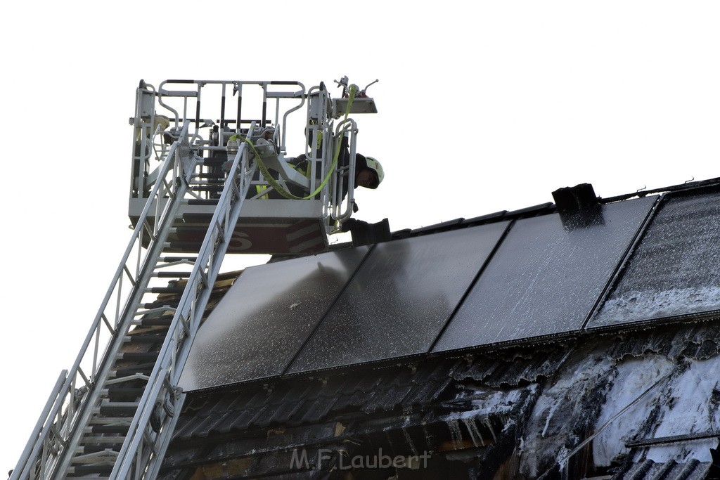 Feuer 2 Dachstuhl Koeln Dellbrueck Von der Leyen Str P141.JPG - Miklos Laubert